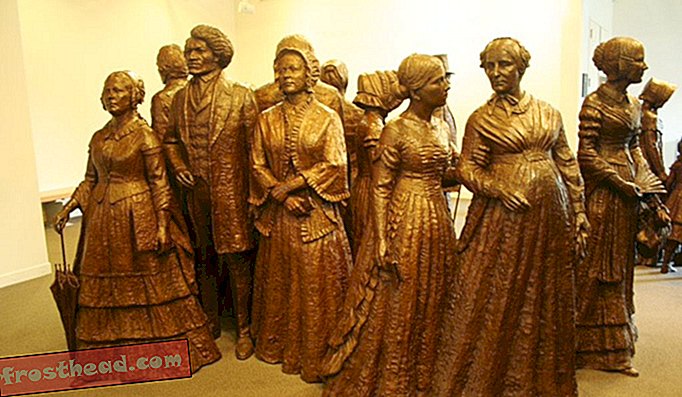 Una statua nel centro interpretativo del Parco storico nazionale per i diritti delle donne raffigura la prima ondata di suffragette insieme all'alleato Frederick Douglass.