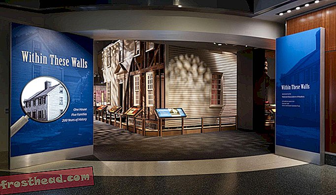 Дом, который когда-то стоял на улице Вязов 16 в Ипсвиче, штат Массачусетс, сейчас является главным экспонатом выставки «В этих стенах» в Смитсоновском национальном музее американской истории.