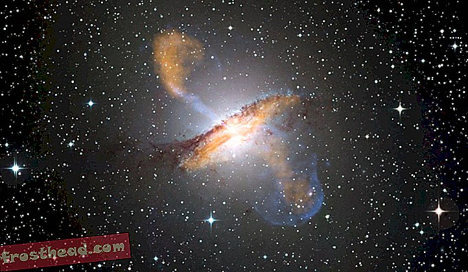 Aktivna supermasivna črna luknja v jedru galaksije Centaurus A v vesolje izstreli curke sevanja.