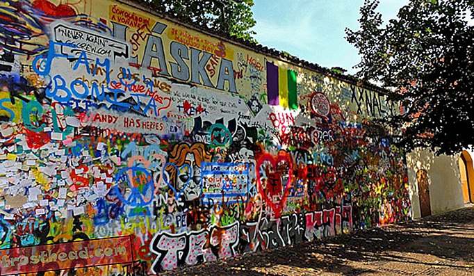 Фотография стены Леннона, сделанная 6 октября 2014 года.