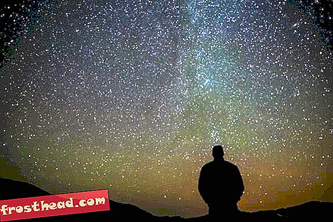 Stargazing κατά τη διάρκεια του Perseid Meteor ντους