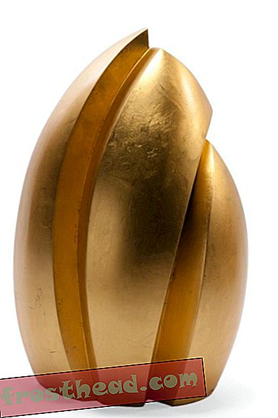 Les sculptures en bois de Joe Urruty sont dorées à la feuille d’or 23K.
