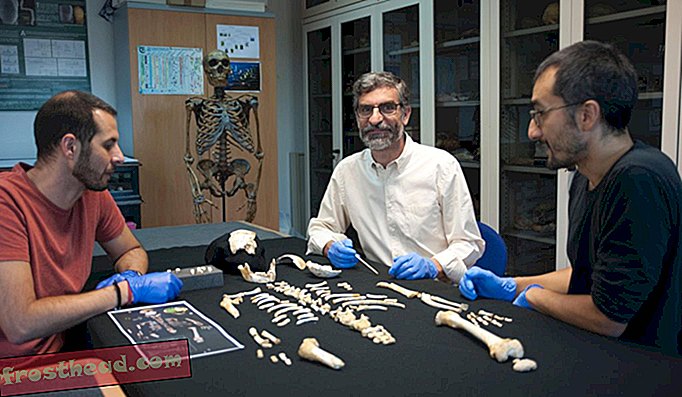 (Da sinistra a destra) I coautori Antonio García-Tabernero, Antonio Rosas e Luis Ríos accanto allo scheletro del bambino di Neanderthal.