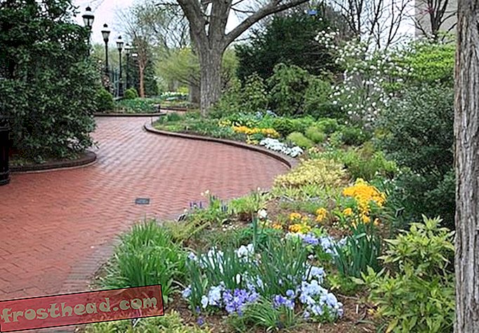Kręte ścieżki Mary Livingston Ripley Garden zapewniają spokojny wypoczynek.