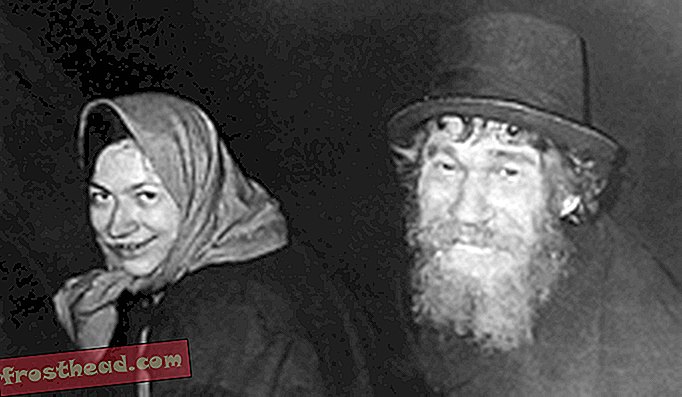 करप ल्यकोव और उनकी बेटी आगफिया ने सोवियत भूवैज्ञानिकों द्वारा दान किए गए कपड़े पहने, जब तक कि उनके परिवार को फिर से खोजा नहीं गया।