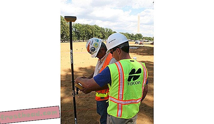 Topcon използва модерни GPS инструменти като HiPer SR, за да очертава произведения на изкуството в National Mall.