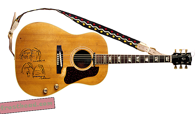 ジョン・レノンはもともと盗まれたものと同じものを置き換えるために1964年にこのギターを取得しました。彼は彼のキャリアを通してそれを広範囲に使用しました。映画のヘルプで目立って見られました！ 1967年、このギターは、レノンのロールスロイスを描いたオランダの美術協同組合であるフールによってサイケデリックな青と赤に塗られました。 1968年、レノンはギターの仕上げを自然な木材仕上げに剥ぎ取りました。レノンとオノ・ヨーコは、1969年3月と5月に平和のために2つの「ベッドイン」を開催しました。レノンは、ヨーコと彼自身の似顔絵をギターに描いて記念しました。モントリオールのクイーンエリザベスホテルで行われた2回目のベッドイン中に、このギターを使用してシングル「ギブピースアチャンス」が録音されました。