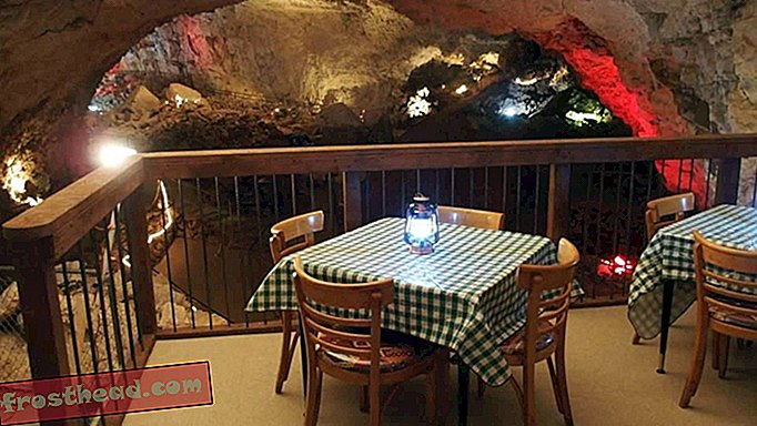 Dînez 21 histoires souterraines dans cette caverne vieille de 345 millions d'années