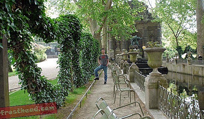 Разменете собствената си вара за бутилка Пелфорт Брун, скрита в Люксембургските градини в Париж.