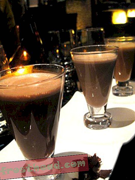 Warme chocolademelk proeverij in een "Chocolate Lounge"
