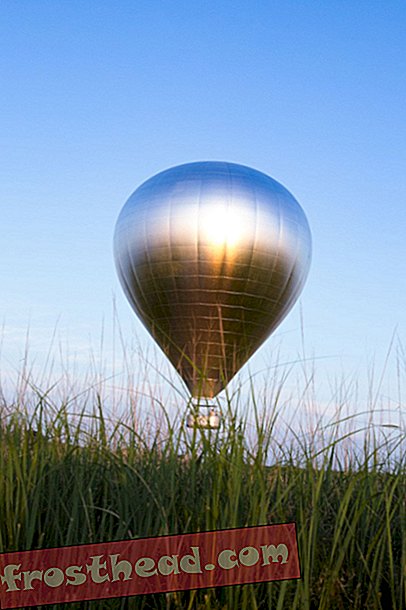 Praegu sõidab Massachusettsi kohal hiiglaslik peegelpildiga kuumaõhupall
