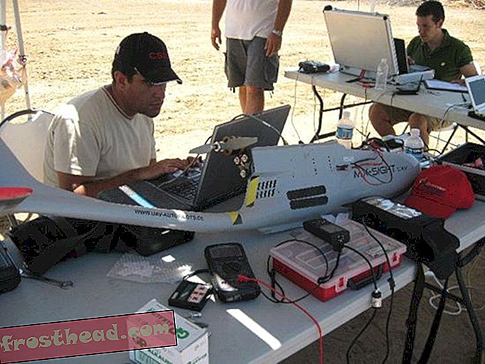 मानवरहित ड्रोन की उड़ान की निगरानी लैपटॉप से ​​की जाती है