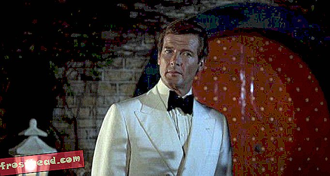 Roger Moore dalam The Man With the Golden Gun, 1974