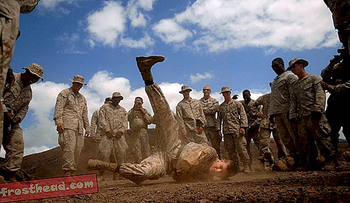 Lance Cpl. Brett Herman iz 3. bataljona protuzračne obrane niske nadmorske visine, Camp Pendleton, Kalifornija, prekida plesove tijekom stanke prije nego što je 23. siječnja 2008 prešao na sljedeće strelište u artijskoj regiji Djibouti u Africi.