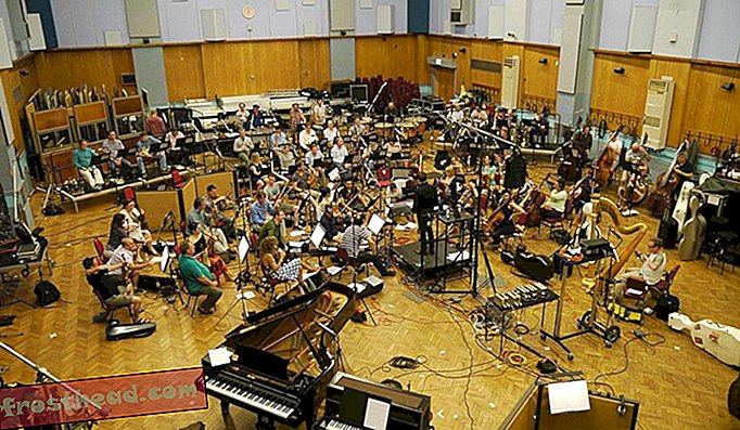 ロンドン交響楽団は、アビーロードスタジオでのキャンディ・クラッシュ・ソーダ・サーガのためのヨハン・ホルムストロムの作曲をリハーサルします。