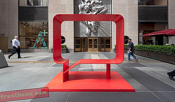 Ханк Уилис Томас, Жозефин и Казуми (Истински червен), 2018, представена от галерия Джак Шейман, Фризова скулптура в Център Рокфелер, Ню Йорк 2019
