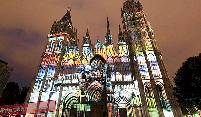 Nyáron egész este, a Notre Dame-i Roueni székesegyház színek zavarában van.