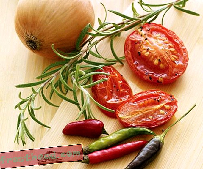 Gerookte tomaat, rozemarijn, chili pepers en ui.