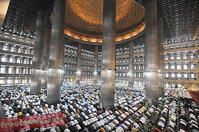 Fotos de muçulmanos celebrando Eid al-Fitr em todo o mundo