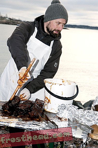 Karri Niinivaara bereitet BBQ-Ribs vor