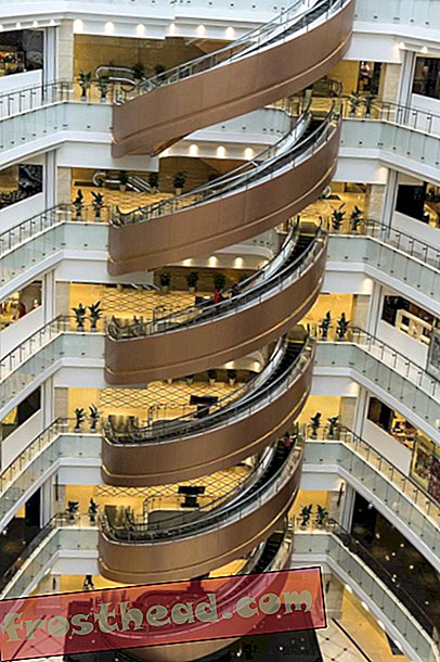 escalators en spirale dans shanghai.jpg