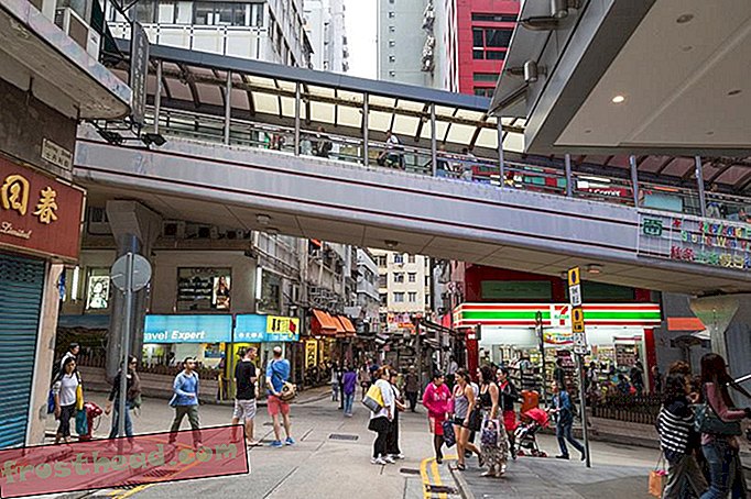 Escadas rolantes centrais de níveis médios em Hong Kong.jpg