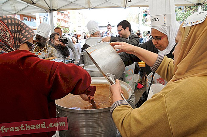 कैसे सूप ने आप्रवासियों के स्वागत में बार्सिलोना की परंपरा का पोषण किया