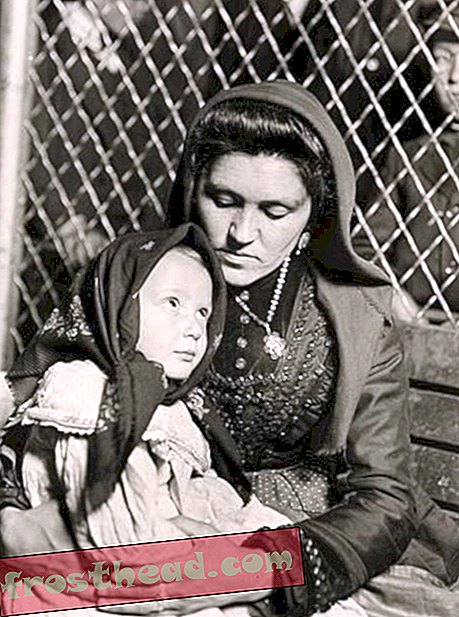 Italská matka a dítě po příjezdu na ostrov Ellis.