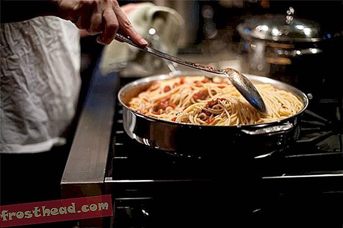 Spaghetti begannen zuerst, Fleisch in italienischen Restaurants in Amerika zu begleiten.