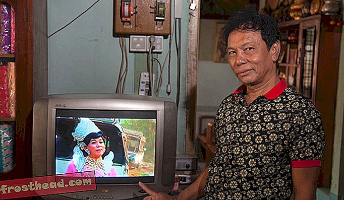 Mor Me Noe, kuulus nat kadaw Mandalay's, näitab videot nende esinemisest vaimufestivalil