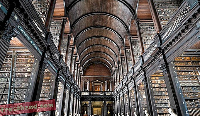 Вътре в библиотеката в Trinity College, където Стокър беше студент.
