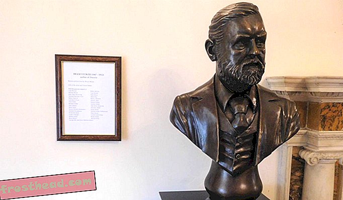 Бюст на Стокер, създаден от скулптора Брайън Мур, се намира в музея на писателите в Дъблин.