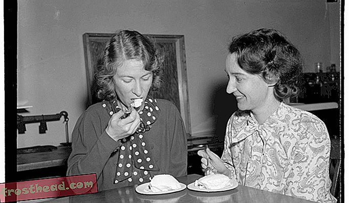 Двоје запослених УСДА-е испробава сладолед направљен од врхња за чување соли, 1939.