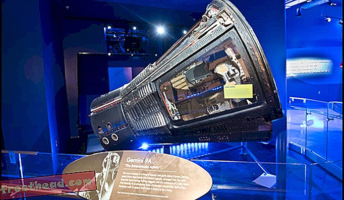 Mire a través de una pantalla especial y un holograma del astronauta Gene Cernan se cierne sobre la cápsula espacial Gemini 9 real.