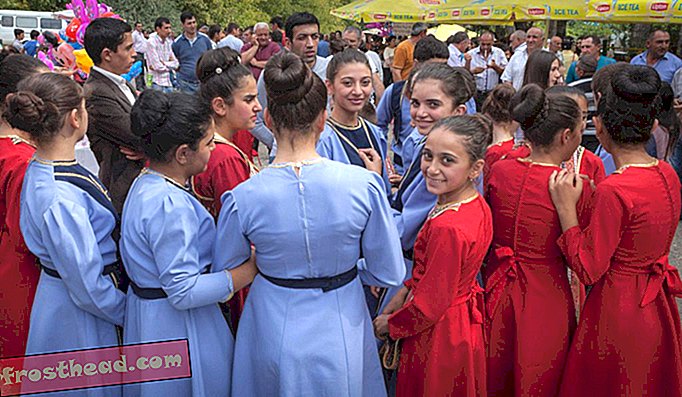 Un gruppo di giovani ballerini si prepara per una seva attuació alla Festa annuale del Vi Areni a Armènia.