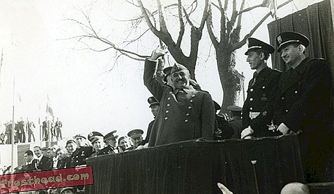 Diktator Francisco Franco obišče Barcelono leta 1942 v brutalnih prvih letih svojega režima.