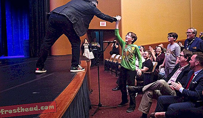 Joe Russo choca los cinco con un astuto joven fanático durante la sección de preguntas y respuestas del reciente evento.
