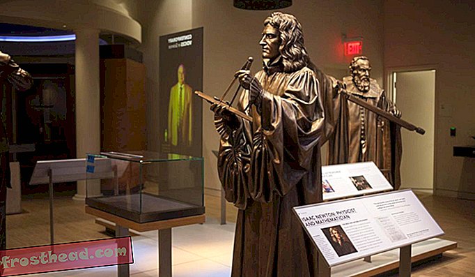 A kiállításon Isaac Newton és Galileo Galilei szobrai láthatóak