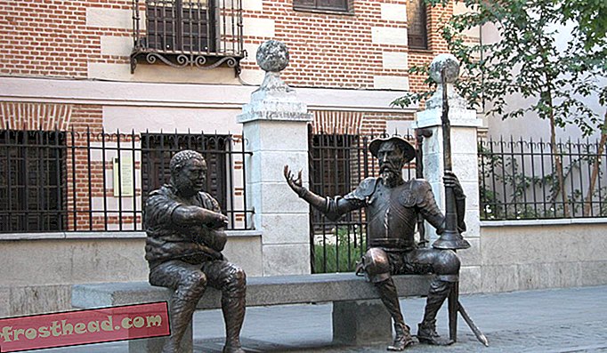 Скамейка у музея места рождения Сервантеса, с Дон Кихотом и Санчо Панса.