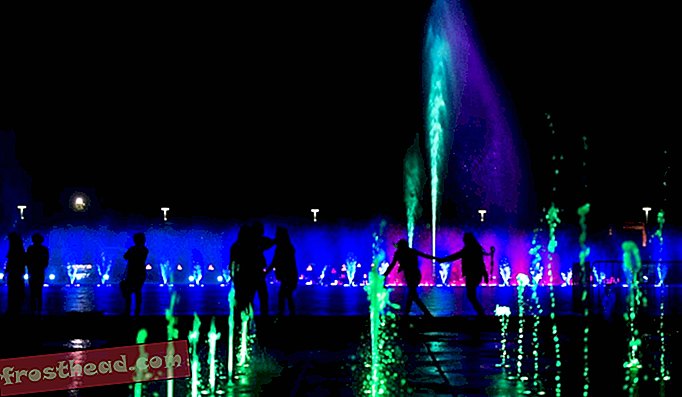 800を超えるライトが100周年記念ホールの外の噴水を照らしています。噴水は、最大40フィートの高さの水の流れを投影できます。