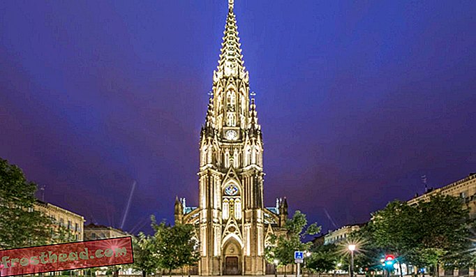 Катедралата Сан Себастиян е една от най-високите сгради в града и съдържа крипта, орган и сложни витражи.