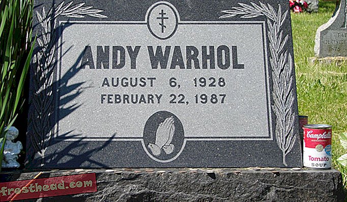Andy Warholin hauta, joka sijaitsee Pyhän Johannes Kastajan bysanttilaisen katolisen hautausmaalla Pittsburghin esikaupungissa.