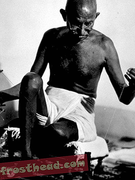 Фотография Ганди и вращающееся колесо.