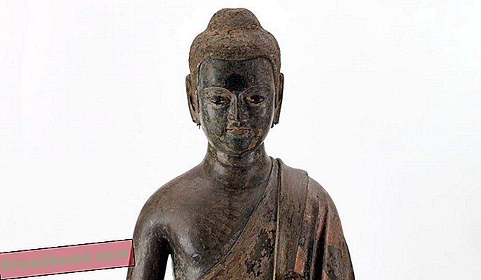 Freer-skulptuur (detail) on üks vanimaid tuntud näiteid õõneskeelega lambist Buddha, milles alusvormina kasutati savi asemel puitu ja mis eemaldati pärast kunstiteose valmimist, jättes siseruumi õõnsaks.