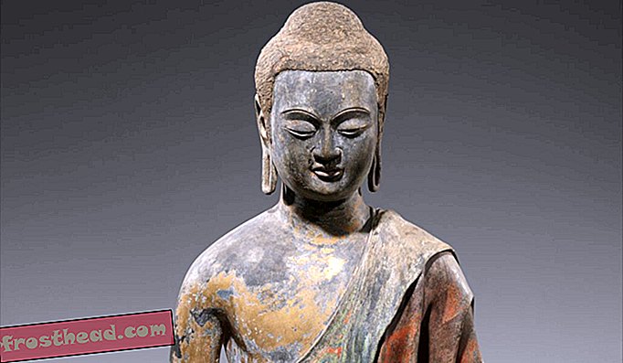 Le Met Buddha (détail) est le mieux conservé des trois et constitue un autre exemple précoce de la technique à noyau creux. Sur son extérieur, des traces de feuilles d'or et de peinture verte et rouge autrefois éblouissante sont encore visibles.