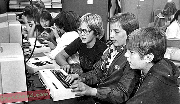 Meninos que programam em um computador em 1982.