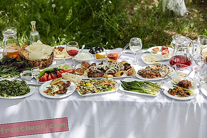 Una mesa khorovats extendida