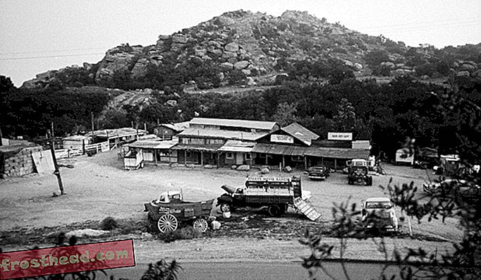 Panoramica di Spahn Ranch, un ex luogo delle riprese di Hollywood dove la famiglia Manson ha successivamente preso residenza. 1970.