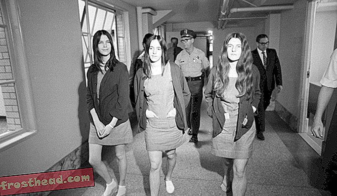 Leslie Van Houten, Susan Atkins, dan Patricia Krenwinkel (kiri ke kanan) berjalan dari bahagian penjara ke ruang sidang semasa perbicaraan untuk peranan mereka dalam pembunuhan Keluarga Manson.
