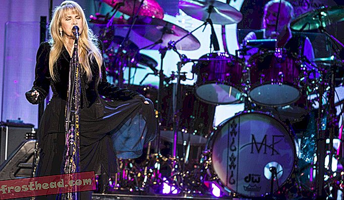 Stevie Nicks in Mick Fleetwood nastopata kot del Fleetwood Mac, benda, ki je zmogel nemoten prehod, ko so se člani menjavali.